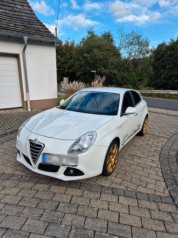 Weiß Gebraucht 2012 Alfa Romeo Giulietta Kleinwagen | 5.400 € (Teuer) - Bild 1/4