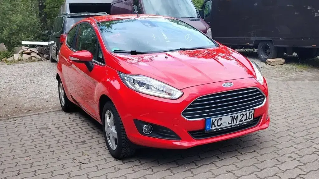 Używany Ford Fiesta Titanium 75 KM (55 kW) 2013 Czerwony Hatchback