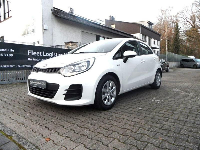 Weiß Gebraucht 2017 Kia Rio Limousine | 7.400 € (Fairer Preis) - Bild 1/4