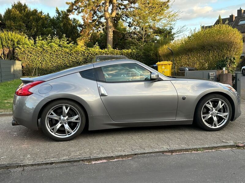 Grau Gebraucht 2009 Nissan 370Z Pack Coupé | 15.900 € (Fairer Preis) - Bild 1/4