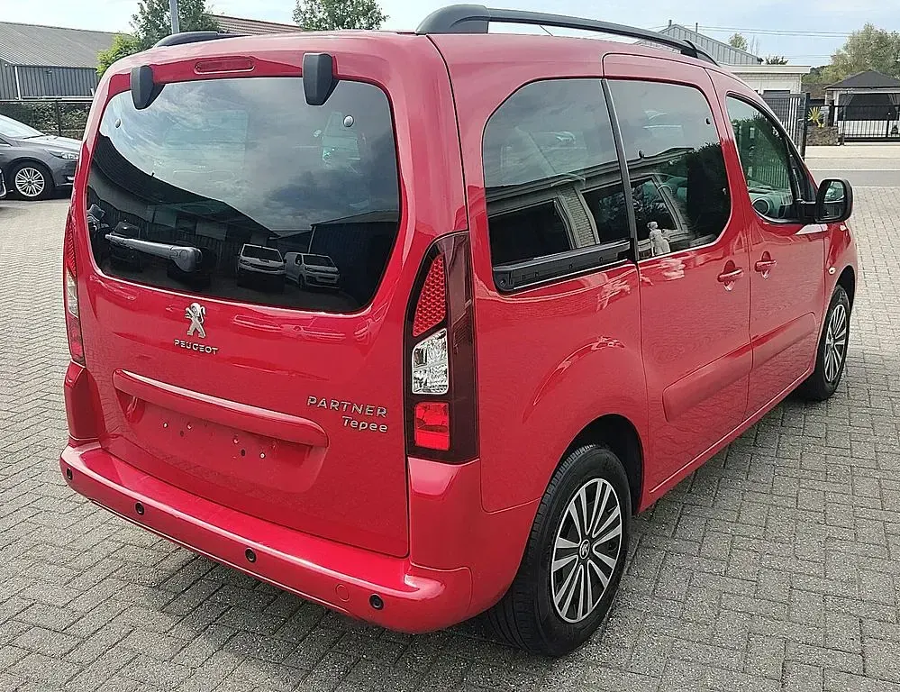 Gebraucht Peugeot TePee Active 99 PS (72 kW) 2017 Rot Limousine