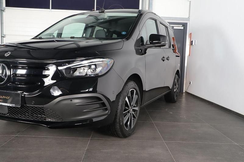 Gebraucht Mercedes EQT200 Premium Plus 89 kW (122 PS) 2024 Loparitschwarz Van / Kleinbus