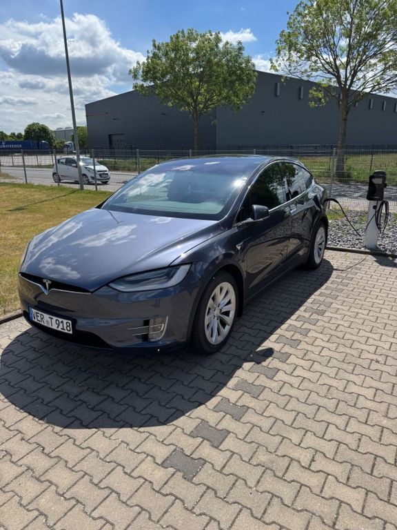 Grau Gebraucht 2020 Tesla Model X Long Range SUV | 46.950 € (Etwas zu teuer) - Bild 1/4