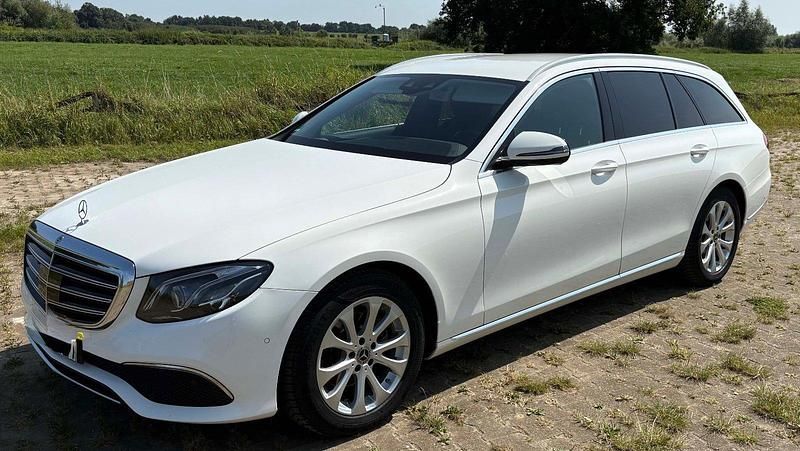 Weiß Gebraucht 2018 Mercedes 220 Exclusive Kombi | 23.700 € (Fairer Preis) - Bild 1/4