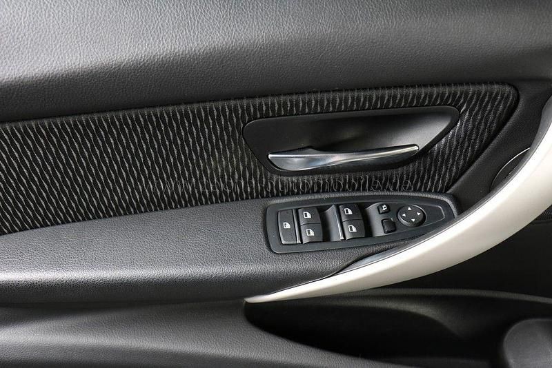 Gebraucht BMW 320 184 PS (135 kW) 2018 Weiß Limousine