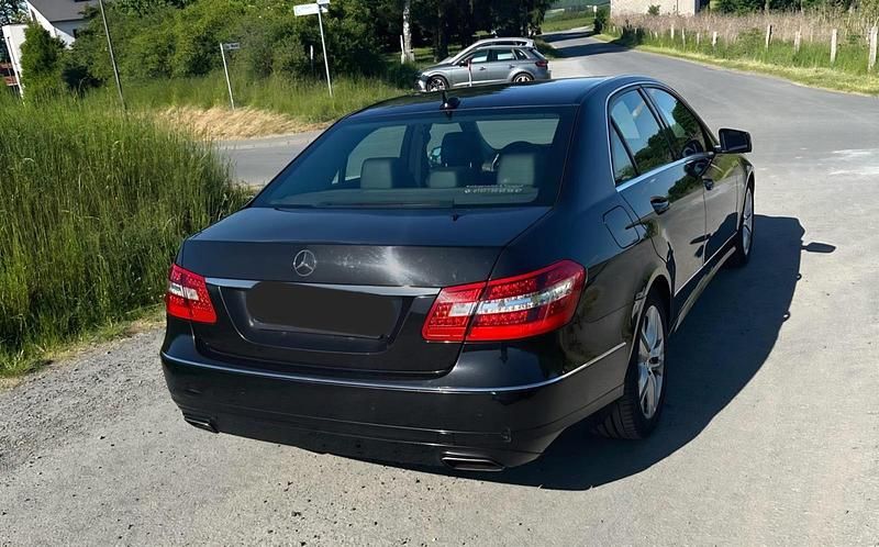 Gebraucht Mercedes E200 Avantgarde 136 PS (100 kW) 2012 Schwarz Limousine