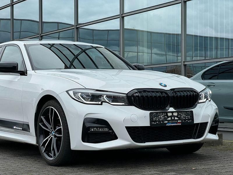 Weiß Gebraucht 2019 BMW 330 M Sport Limousine | 31.990 € (Guter Preis) - Bild 1/4
