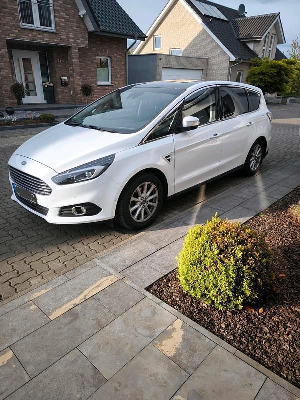 Weiß Gebraucht 2015 Ford S-MAX Titanium Van / Kleinbus | 17.900 € (Fairer Preis) - Bild 1/4