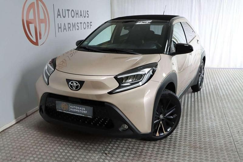 Beige Neu 2024 Toyota Aygo Team Kleinwagen | 19.890 € - Bild 1/4