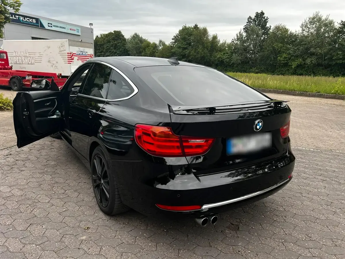 Gebraucht BMW 330 Sport Line 258 PS (189 kW) 2015 Schwarz Limousine