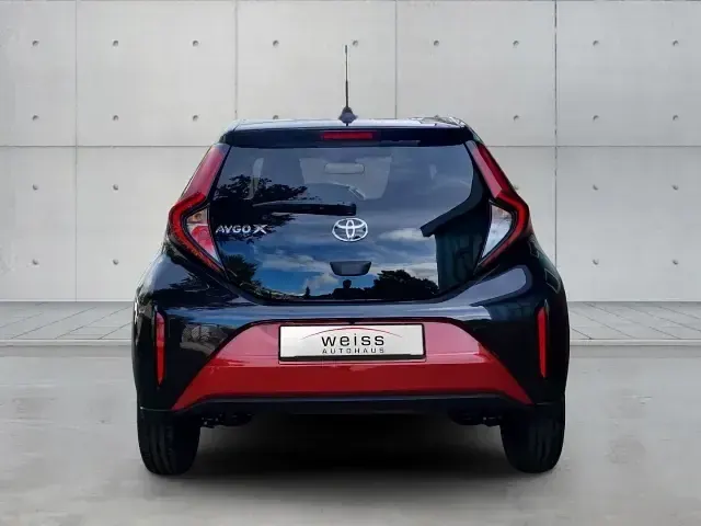 Neu Toyota Aygo X 72 PS (52 kW) 2025 Rot SUV
