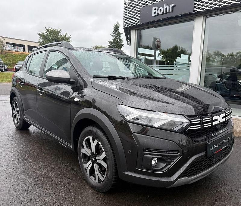 Schwarz Gebraucht 2023 Dacia Sandero Expression Kleinwagen | 15.980 € (Fairer Preis) - Bild 1/4