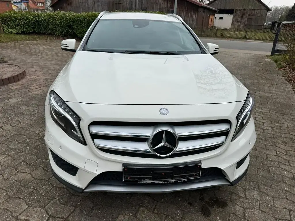 Gebraucht Mercedes GLA250 StreetStyle 211 PS (155 kW) 2015 Weiß SUV