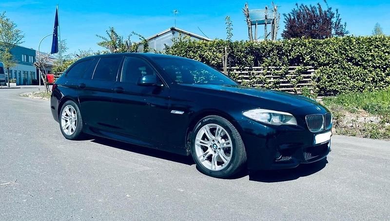 Schwarz Gebraucht 2012 BMW 530 Sport Line Kombi | 12.990 € (Fairer Preis) - Bild 1/4