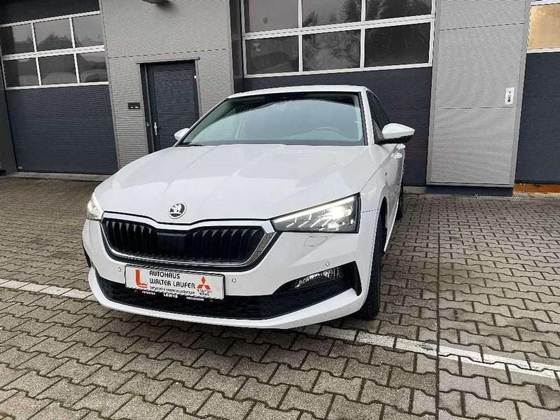 Weiß Gebraucht 2022 Skoda Scala Clever Kleinwagen | 17.990 € (Guter Preis) - Bild 1/4