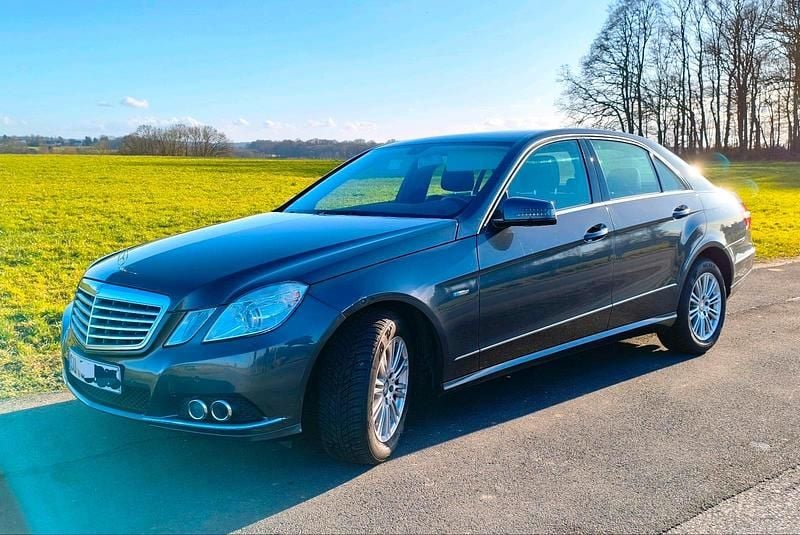 Gebraucht Mercedes E200 Elegance 184 PS (135 kW) 2010 Andere farben Limousine