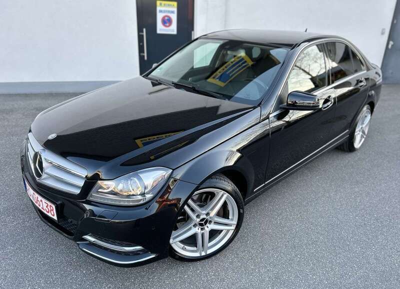 Obsidianschwarz Gebraucht 2013 Mercedes C300 Avantgarde Limousine | 11.900 € (Fairer Preis) - Bild 1/4