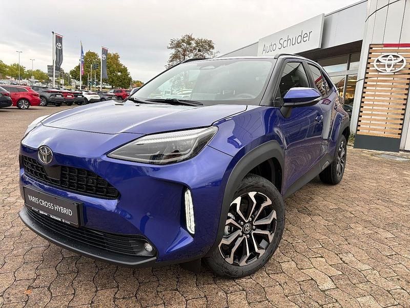 Blau Neu 2025 Toyota Yaris Cross Team SUV | 32.590 € (Etwas zu teuer) - Bild 1/4