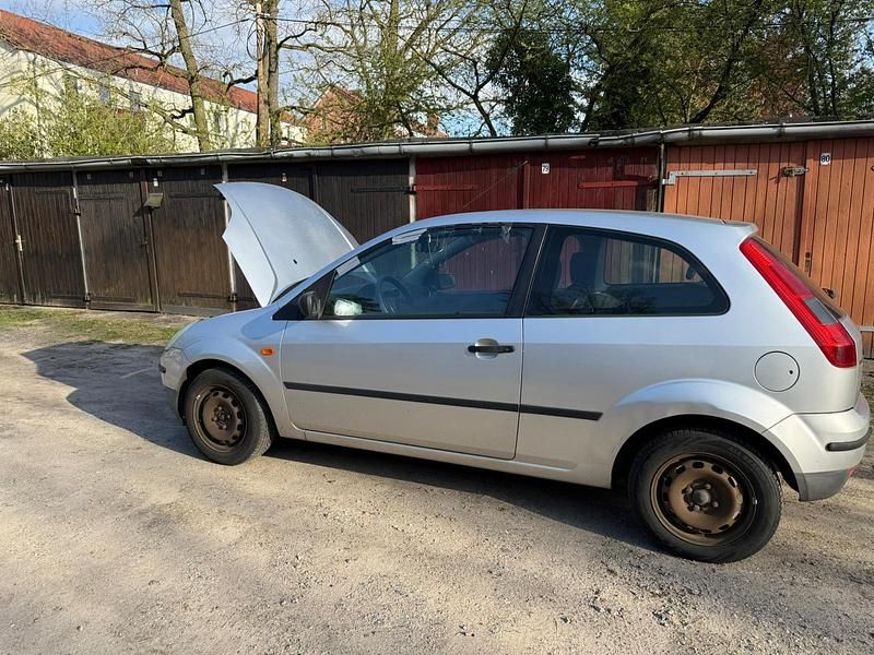 Używany Ford Fiesta 59 KM (43 kW) 2004 Srebrny Hatchback