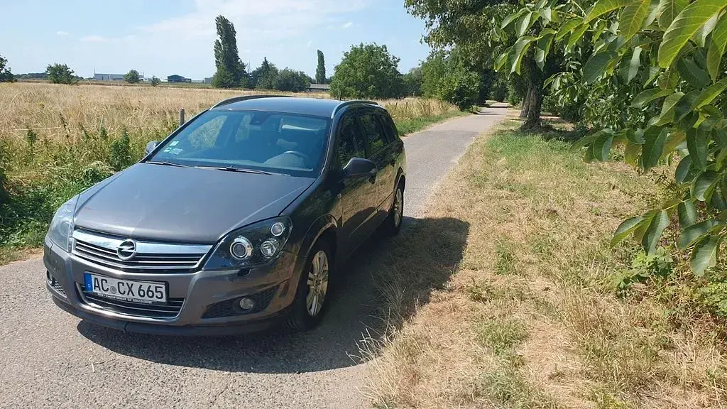 Gebraucht Opel Astra Edition 110 PS (80 kW) 2010 Grau Limousine