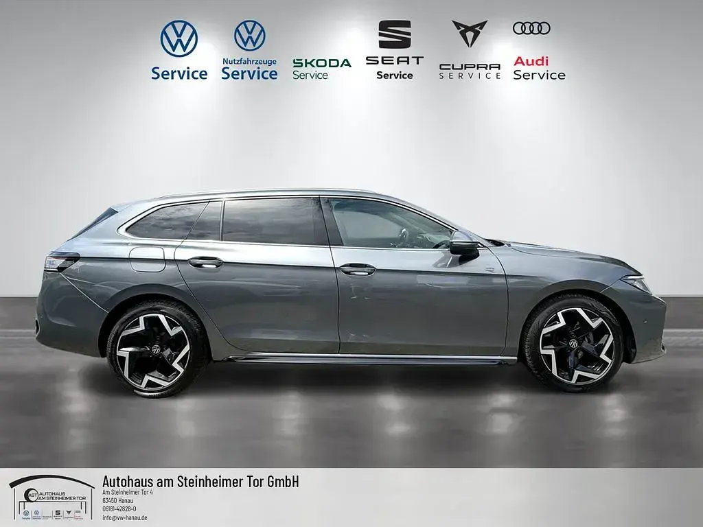 Gebraucht VW Passat R-line 150 PS (110 kW) 2025 Grau Kombi