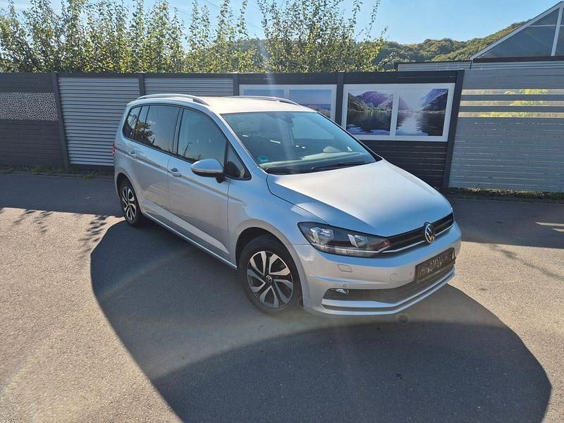 Silber Gebraucht 2022 VW Touran Active Van / Kleinbus | 22.999 € (Superpreis) - Bild 1/4