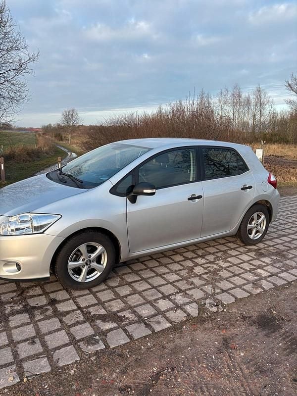 Gebraucht Toyota Auris 99 PS (72 kW) 2010 Silber Kleinwagen