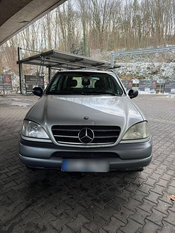 Silber Gebraucht 2001 Mercedes ML320 SUV | 4.790 € (Etwas zu teuer) - Bild 1/4