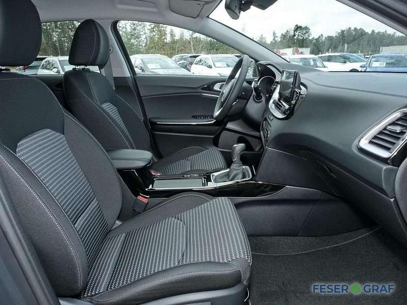 Neu Kia Ceed Style 140 PS (102 kW) 2025 Pentametal grau Kleinwagen