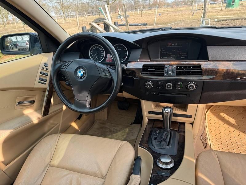 Gebraucht BMW 525 192 PS (141 kW) 2005 Blau Kombi