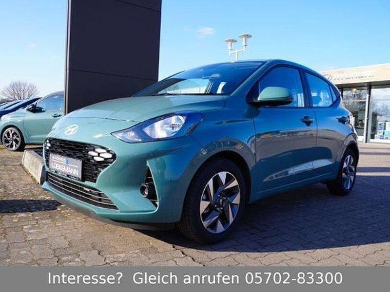 Mangrove green Neu 2025 Hyundai i10 Comfort Kleinwagen | 19.290 € (Fairer Preis) - Bild 1/4