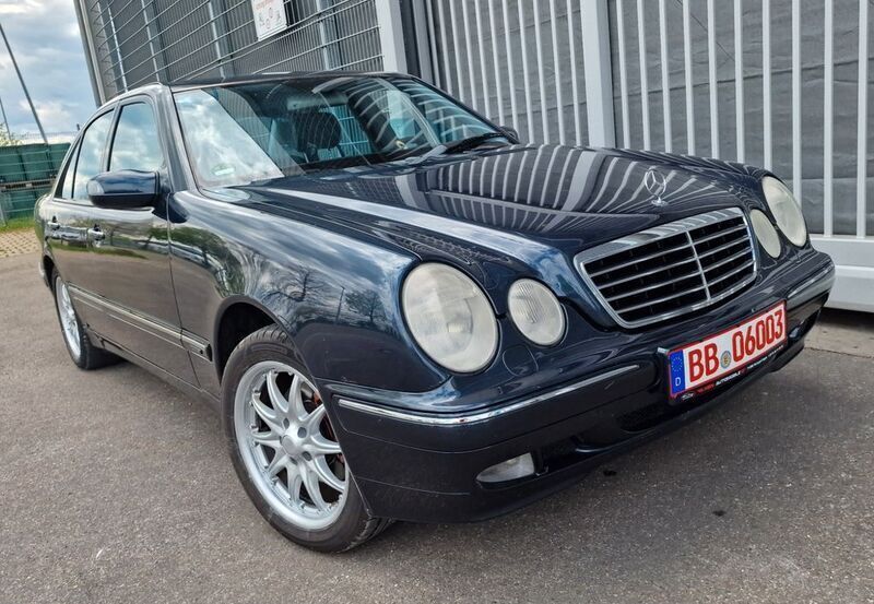 Blau Gebraucht 2000 Mercedes E320 Avantgarde Limousine | 3.300 € (Superpreis) - Bild 1/4