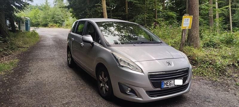 Silber Gebraucht 2015 Peugeot 5008 Business-Line Van / Kleinbus | 7.700 € (Fairer Preis) - Bild 1/4