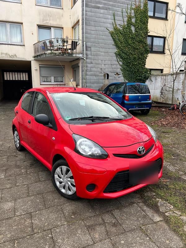 Gebraucht Toyota Aygo 68 PS (50 kW) 2012 Rot Kleinwagen