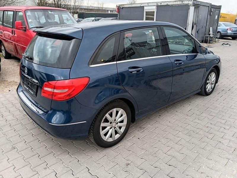 Gebraucht Mercedes B200 136 PS (100 kW) 2012 Blau Van / Kleinbus