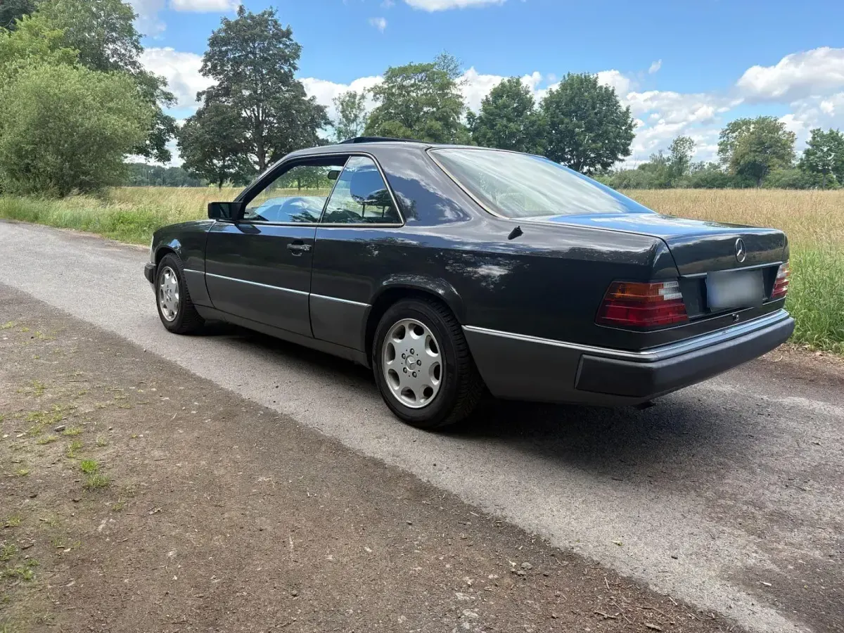 Gebraucht Mercedes 230 132 PS (97 kW) 1992 Schwarz Coupé