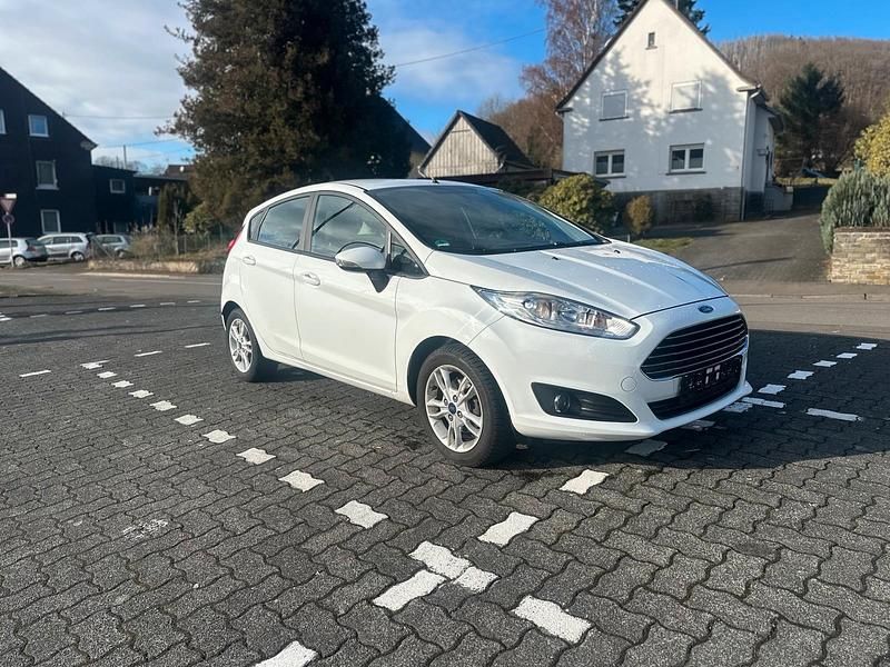Gebraucht Ford Fiesta Trend 100 PS (73 kW) 2015 Weiß Kleinwagen