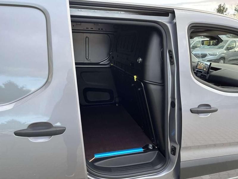 Neu Opel Combo 110 PS (80 kW) 2025 Kontrast grau metallic Van / Kleinbus