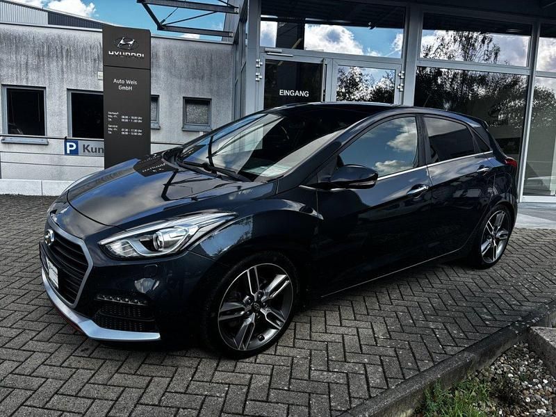 Jet black Gebraucht 2017 Hyundai i30 Turbo Limousine | 14.890 € (Teuer) - Bild 1/4