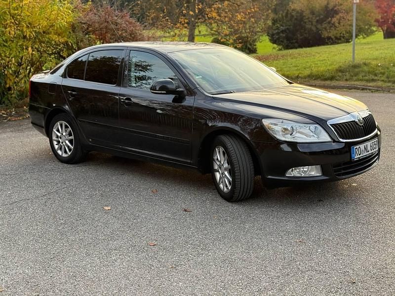 Schwarz Gebraucht 2009 Skoda Octavia Limousine | 4.900 € - Bild 1/4