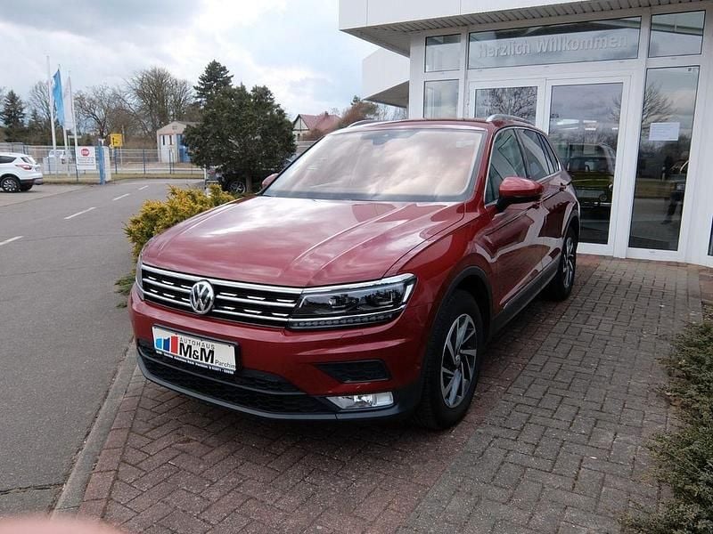 Second-hand VW Tiguan Sound 179 CP (131 kW) 2017 Roșu SUV