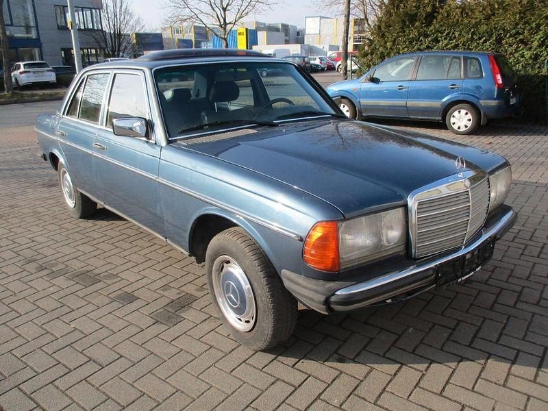 Gebraucht Mercedes E230 136 PS (100 kW) 1983 Blau Limousine