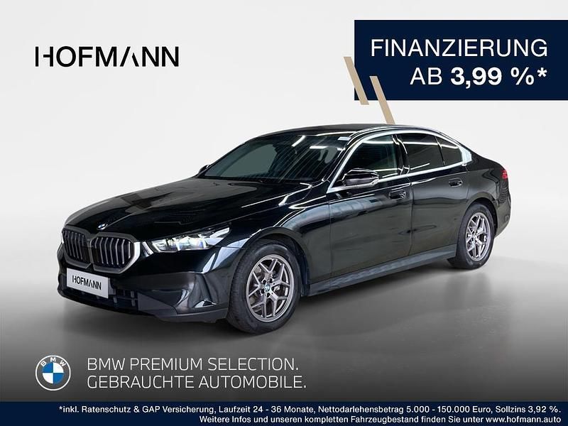 Saphirschwarz metallic Gebraucht 2024 BMW 520 Comfort Edition Limousine | 47.335 € (Superpreis) - Bild 1/3