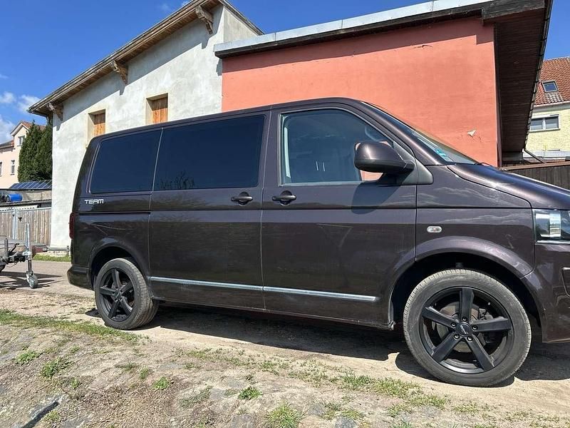 Gebraucht VW Multivan Team 140 PS (102 kW) 2011 Braun Van / Kleinbus