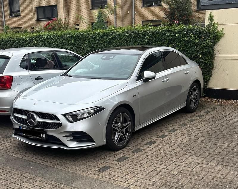 Silber Gebraucht 2020 Mercedes A250 AMG line Limousine | 28.000 € (Etwas zu teuer) - Bild 1/4