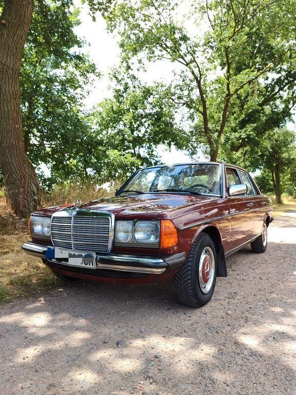 Gebraucht Mercedes E230 136 PS (100 kW) 1983 Rot Limousine