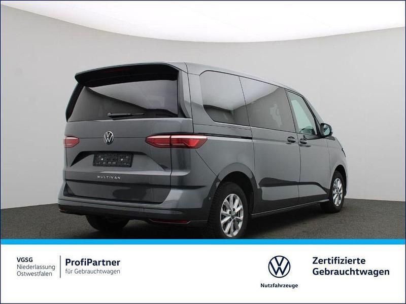 Grau Gebraucht 2024 VW Multivan Life Van / Kleinbus | 57.890 € (Etwas zu teuer) - Bild 1/4
