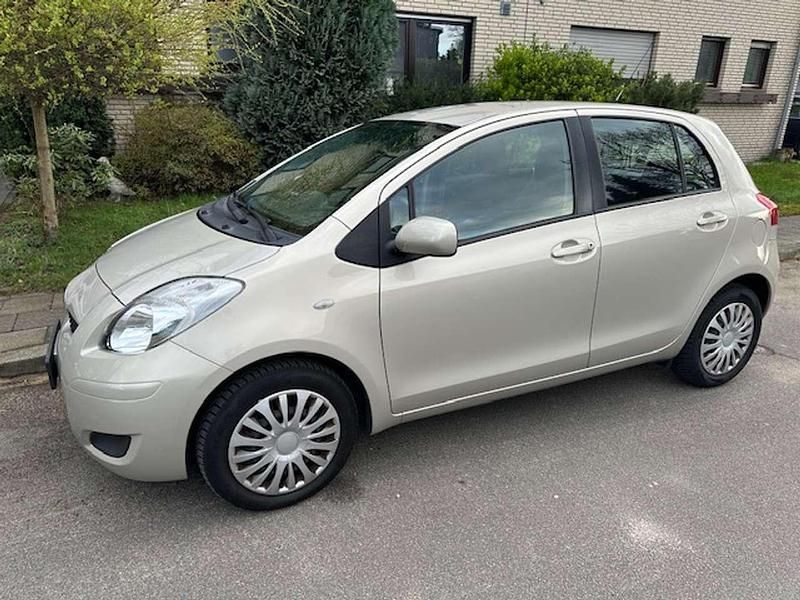 Gebraucht Daihatsu Charade 99 PS (72 kW) 2012 Gelb Limousine