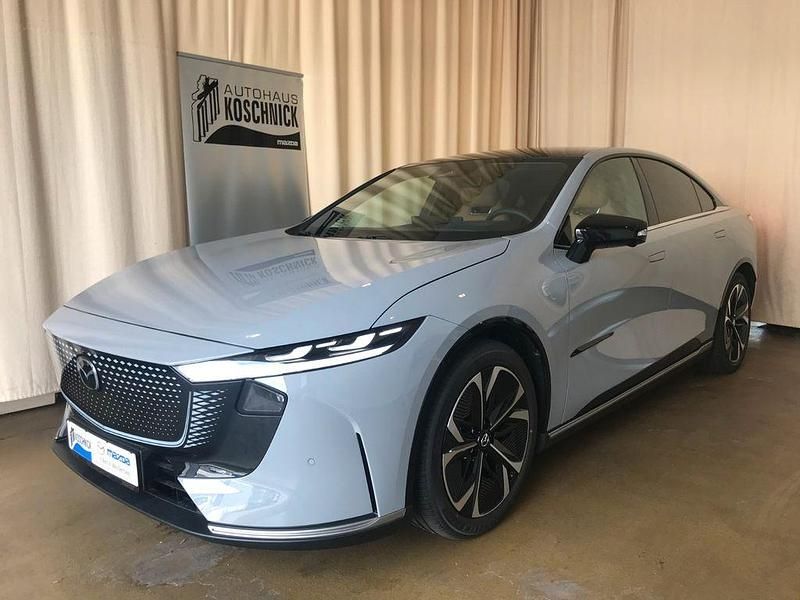 Aero grey Neu 2025 Mazda 6e Takumi-Line Limousine | 41.900 € - Bild 1/4