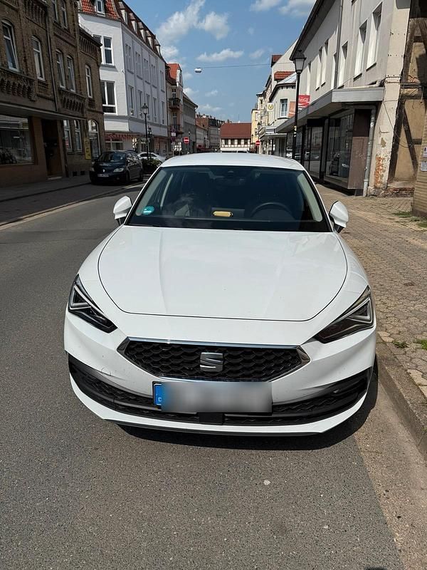 Weiß Gebraucht 2024 Seat Leon Style Limousine | 23.800 € (Teuer) - Bild 1/4
